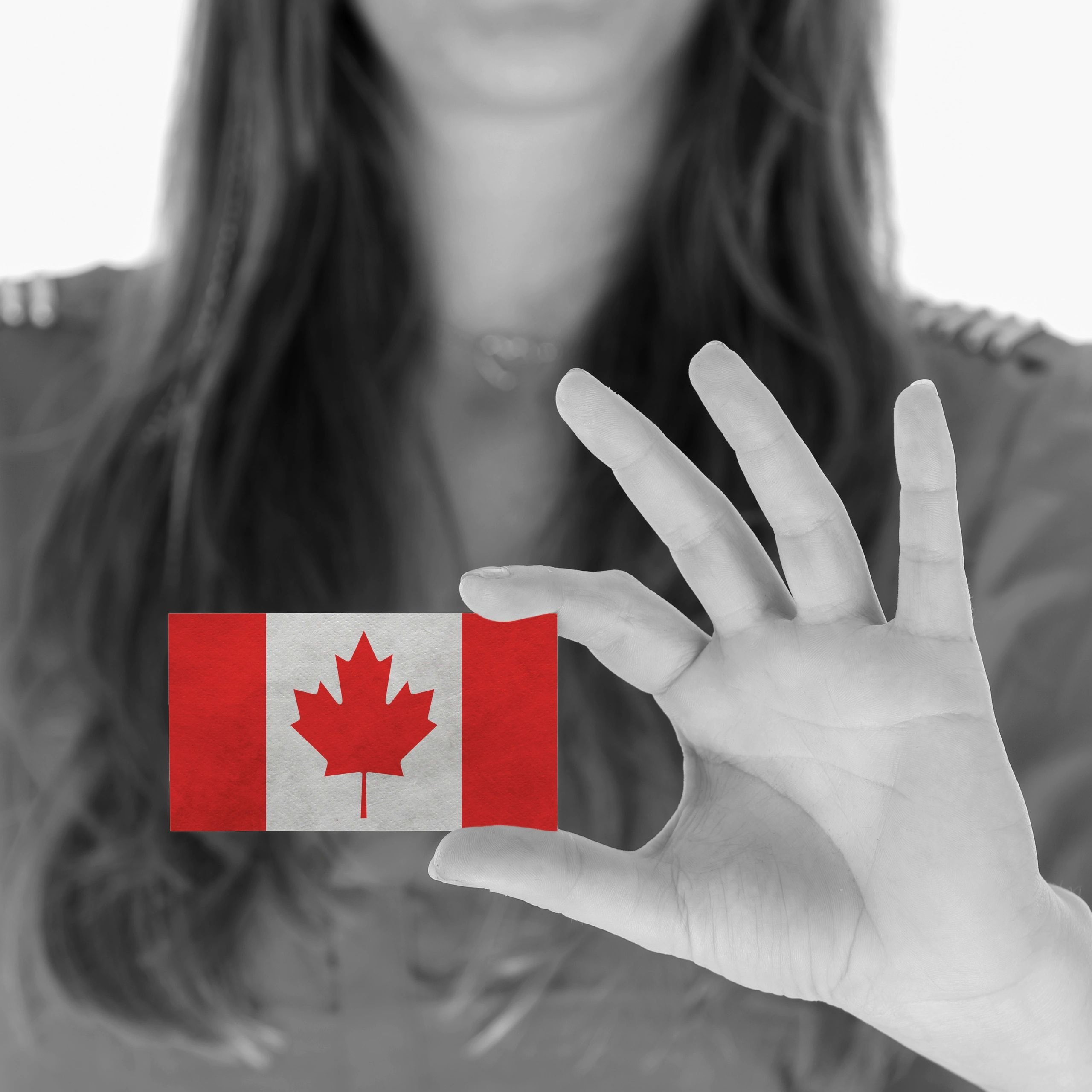 Femme tenant le drapeau canadien — Notre Mission