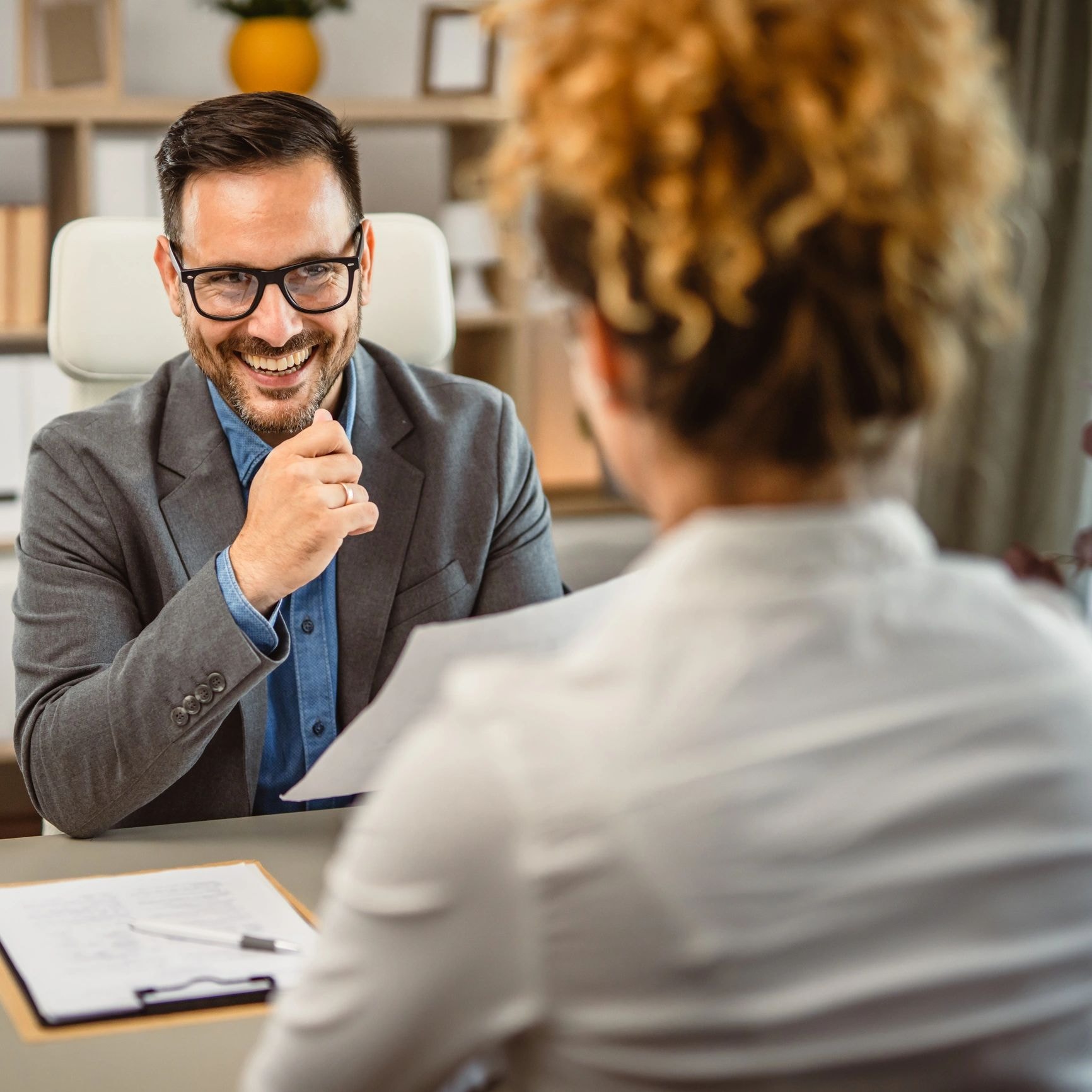 Professionnel en consultation — Notre Équipe