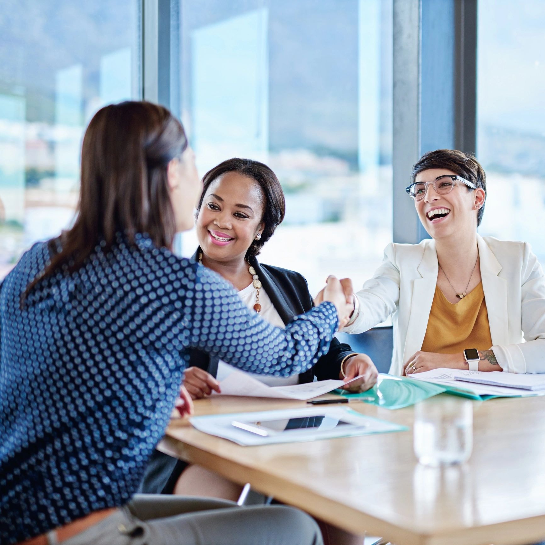 Professionnelles en réunion dans un bureau moderne
